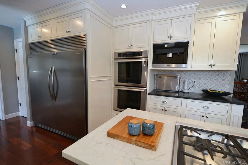 This Stately and spacious 4/5 bedroom Colonial is set on a - photo 3