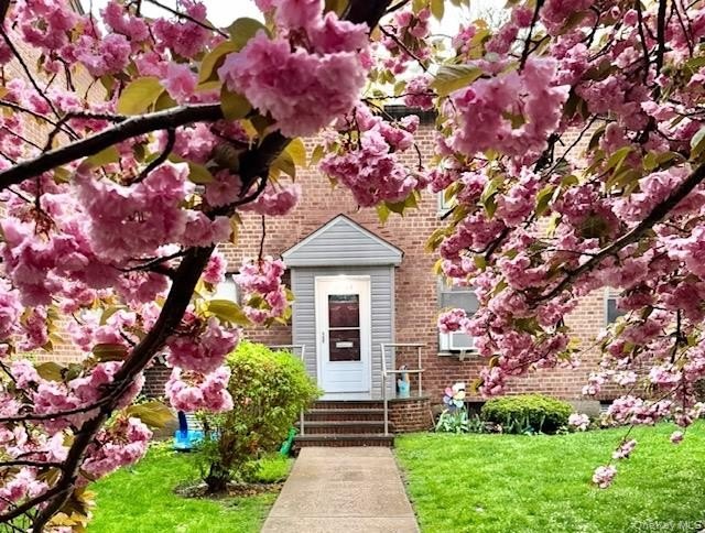 New to market! Second-floor 2-bedroom garden-style co-op - photo 17
