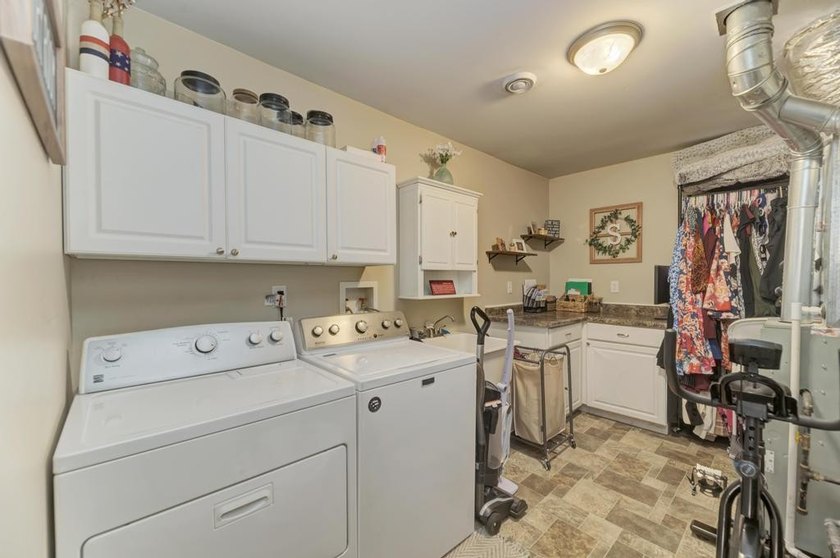 Stunning three bedrooms two baths, master bath, 1600 square foot - photo 20