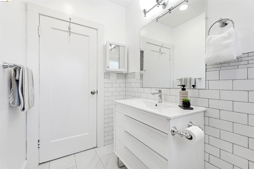 One lot, two renovated detached homes in Oakland's vibrant - photo 24