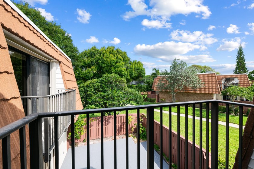 Beautifully renovated corner-unit townhome featuring 2 bedrooms - photo 14