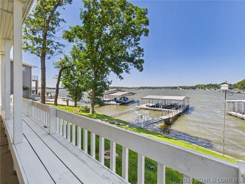 ***MOTIVATED SELLERS*** Lake living is easy in this beautiful - photo 2