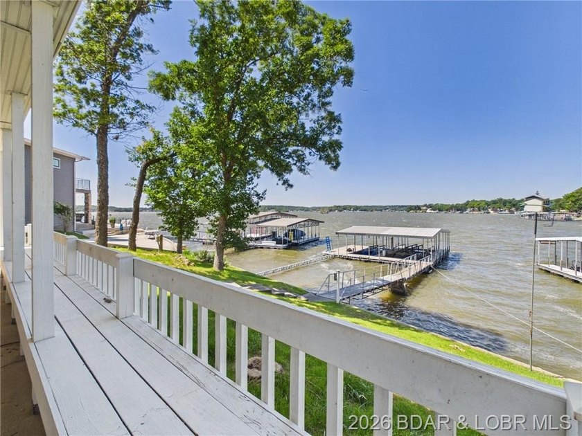 ***MOTIVATED SELLERS*** Lake living is easy in this beautiful - photo 2