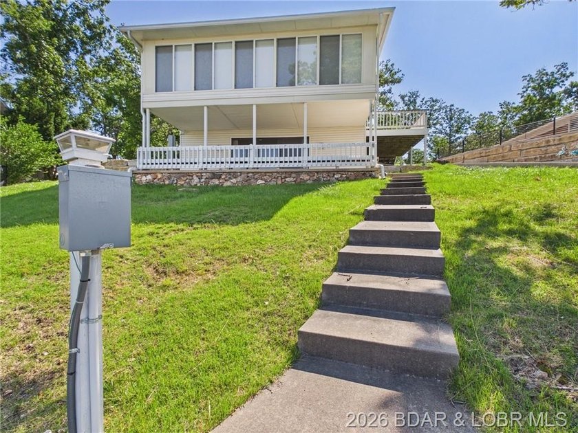 ***MOTIVATED SELLERS*** Lake living is easy in this beautiful - photo 3