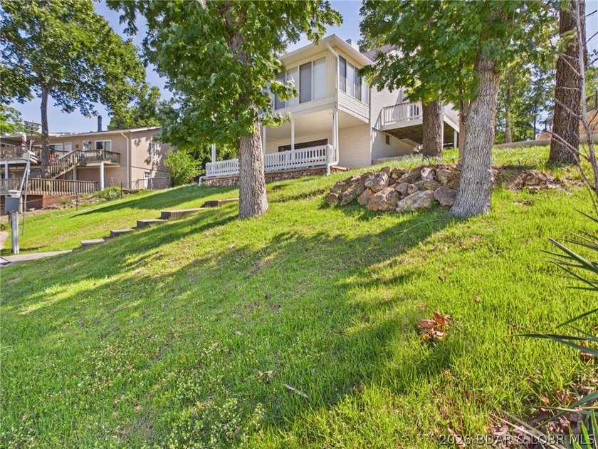 ***MOTIVATED SELLERS*** Lake living is easy in this beautiful - photo 7