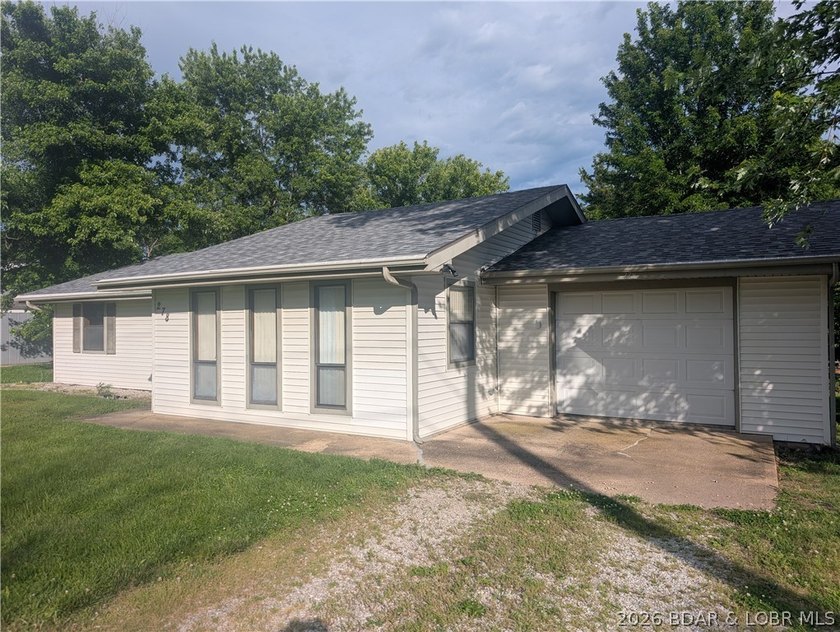 This home is a wonderful one-level gem waiting to be found. It - photo 2