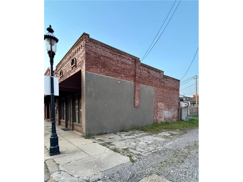 Great historic property in the entertainment district of - photo 3
