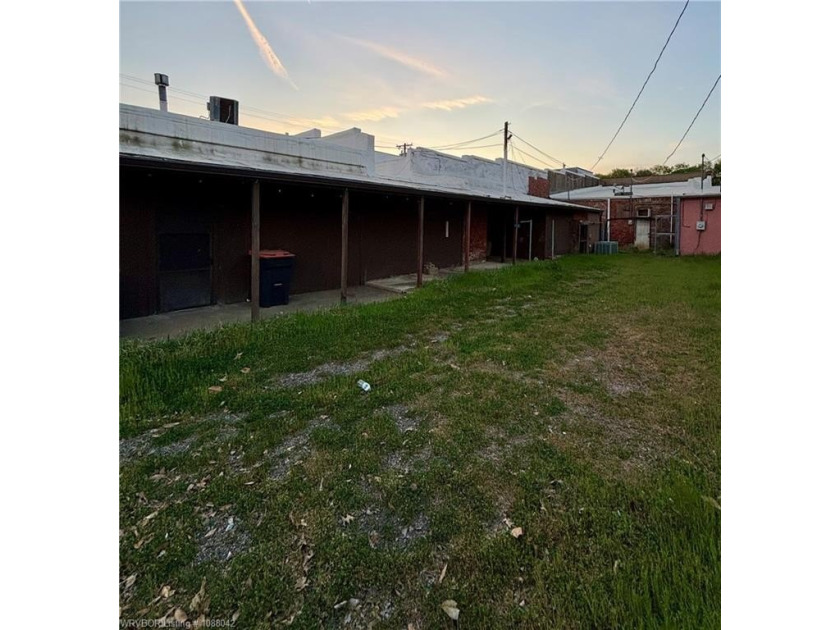 Great historic property in the entertainment district of - photo 4
