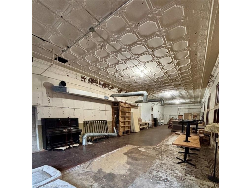 Great historic property in the entertainment district of - photo 8