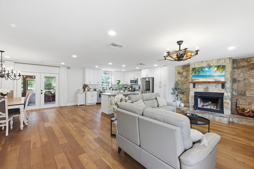 Welcome to this beautifully renovated 3-bedroom, 2-bath home in - photo 15