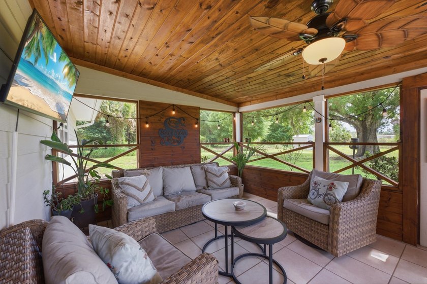 Welcome to this beautifully renovated 3-bedroom, 2-bath home in - photo 28
