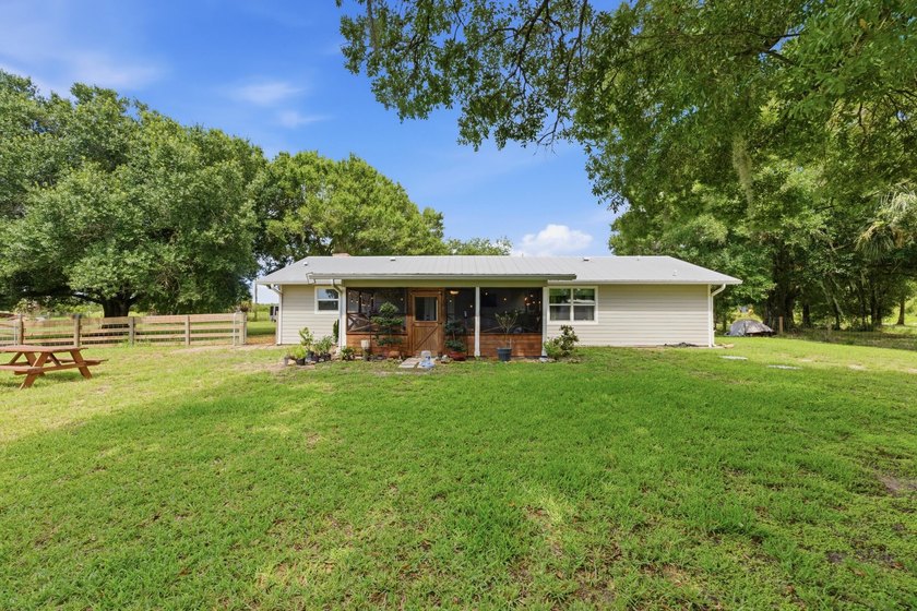 Welcome to this beautifully renovated 3-bedroom, 2-bath home in - photo 31