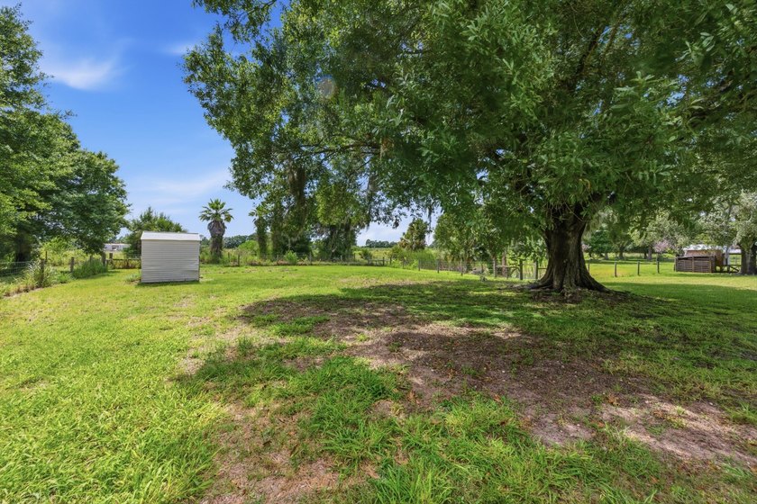 Welcome to this beautifully renovated 3-bedroom, 2-bath home in - photo 34