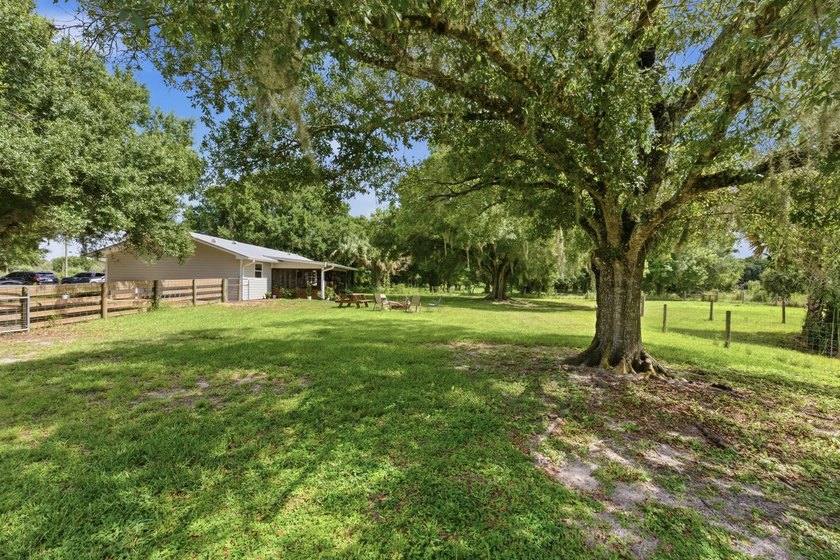 Welcome to this beautifully renovated 3-bedroom, 2-bath home in - photo 43