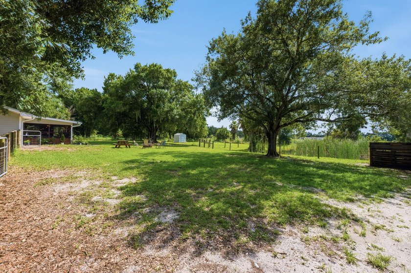 Welcome to this beautifully renovated 3-bedroom, 2-bath home in - photo 44