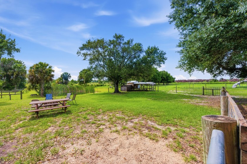 Welcome to this beautifully renovated 3-bedroom, 2-bath home in - photo 46