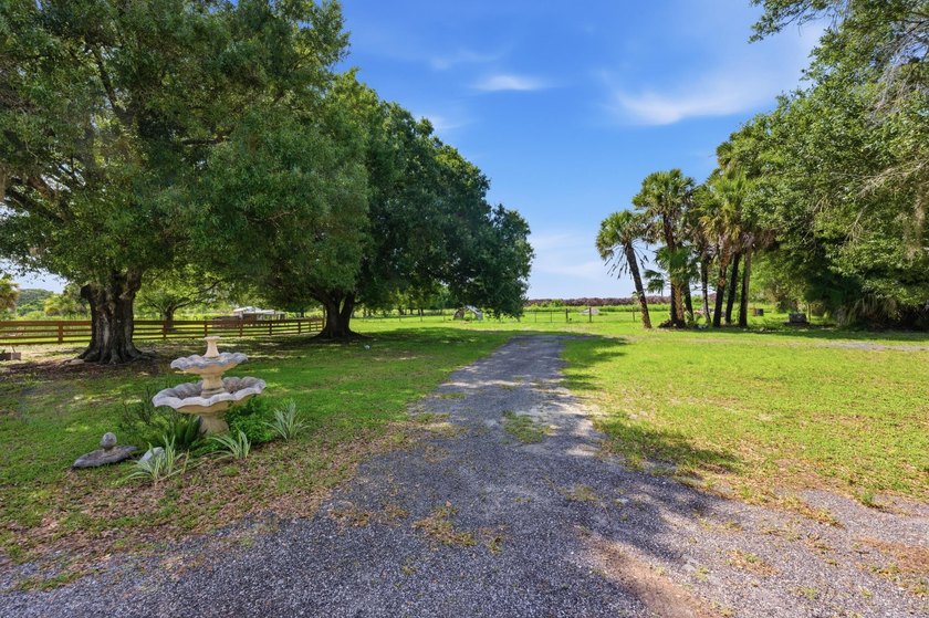 Welcome to this beautifully renovated 3-bedroom, 2-bath home in - photo 48