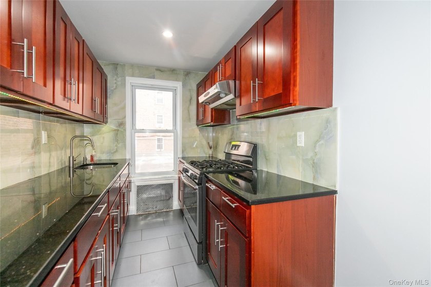 Spacious One Bedroom Apartment in a desirable location near 71st - photo 5