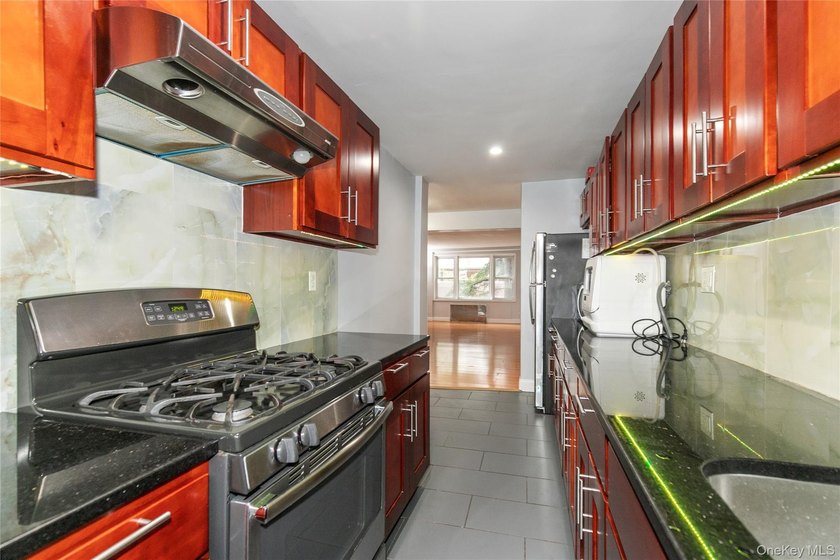 Spacious One Bedroom Apartment in a desirable location near 71st - photo 6