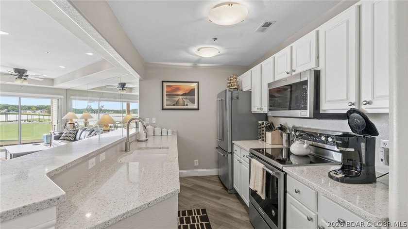 Lake life feels effortless at Emerald Bay. This 3-bedroom - photo 2