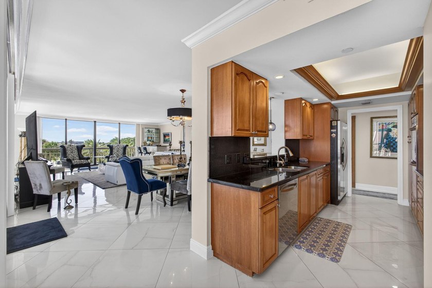 Enjoy this beautiful open floor plan with ceiling to floor - photo 15