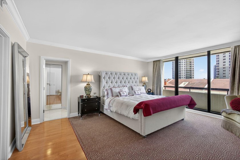 Enjoy this beautiful open floor plan with ceiling to floor - photo 31
