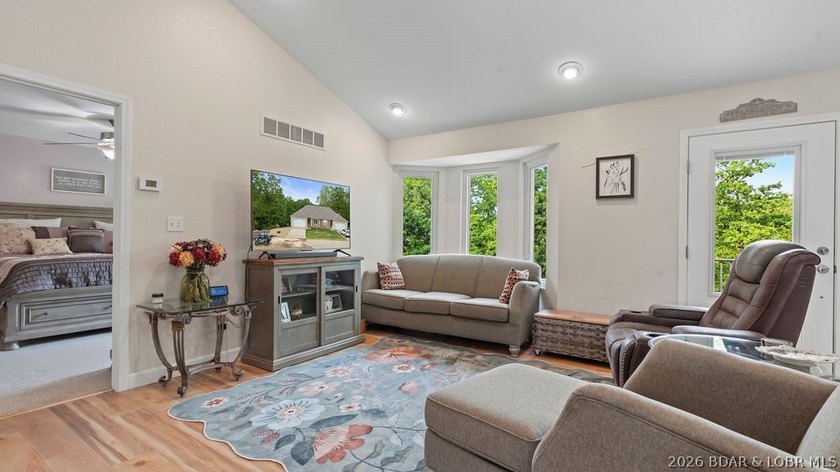 Spacious and well designed 2 level villa offering 4 bedrooms, 3 - photo 8