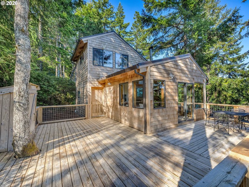 Escape to this treehouse-like retreat tucked safely high on a - photo 7