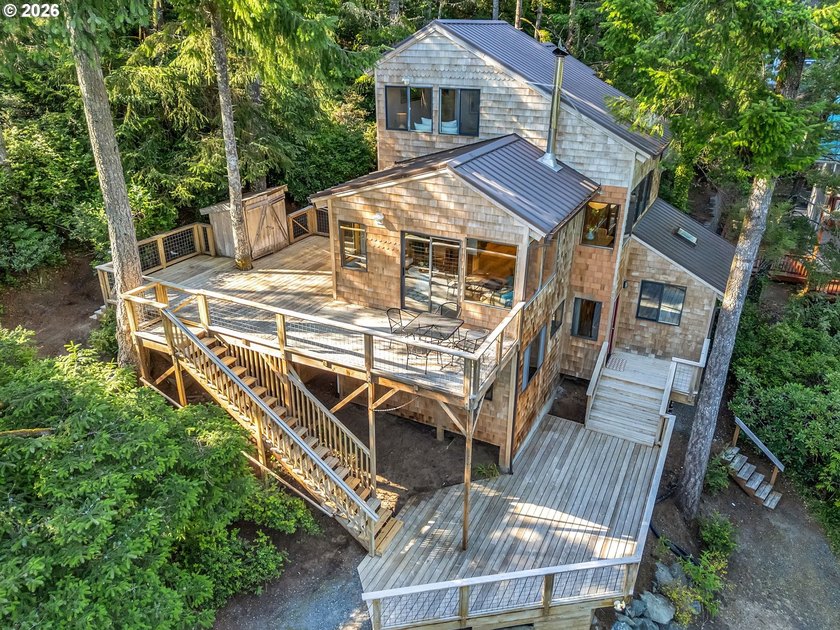Escape to this treehouse-like retreat tucked safely high on a - photo 8