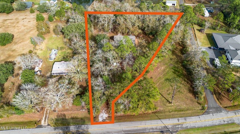 Situated on 1.5 acres in the peaceful Gulfport countryside, this - photo 50