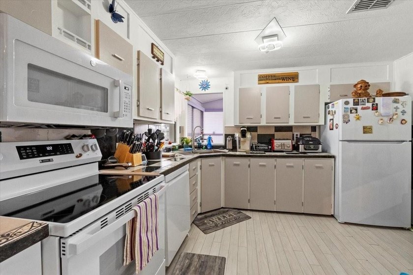 CONVENTIONAL , VA, FHA FINANCING AVAILABLE *** REDUCED *** - photo 9