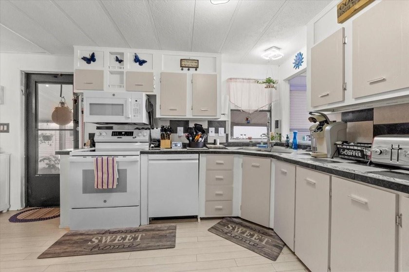 CONVENTIONAL , VA, FHA FINANCING AVAILABLE *** REDUCED *** - photo 10