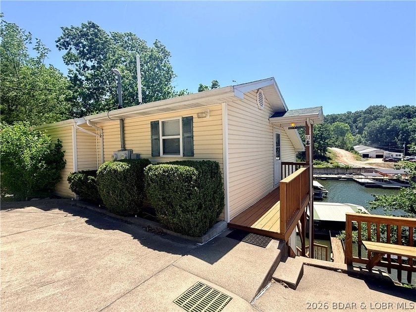 Hidden Gem Lakefront Home at the 3 MM! Nestled in a deep cove - photo 4