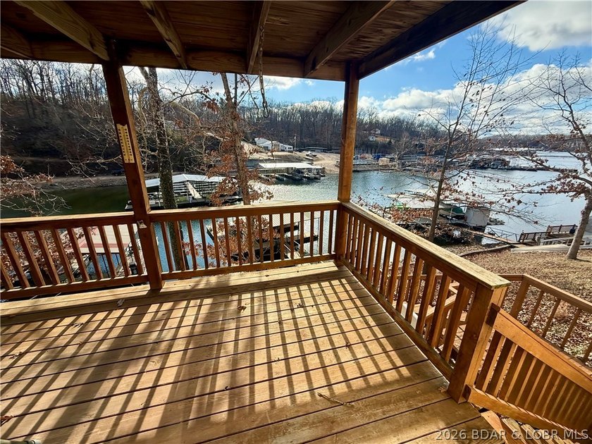 Hidden Gem Lakefront Home at the 3 MM! Nestled in a deep cove - photo 8