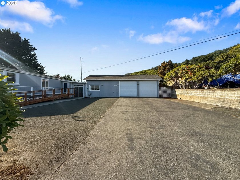 This spacious home in the desirable Camellia Park, a 55-and-over - photo 38