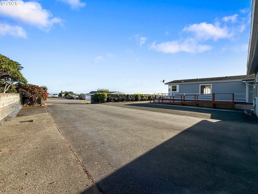 This spacious home in the desirable Camellia Park, a 55-and-over - photo 42