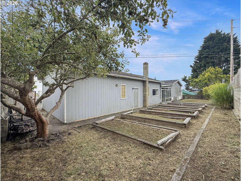This spacious home in the desirable Camellia Park, a 55-and-over - photo 45
