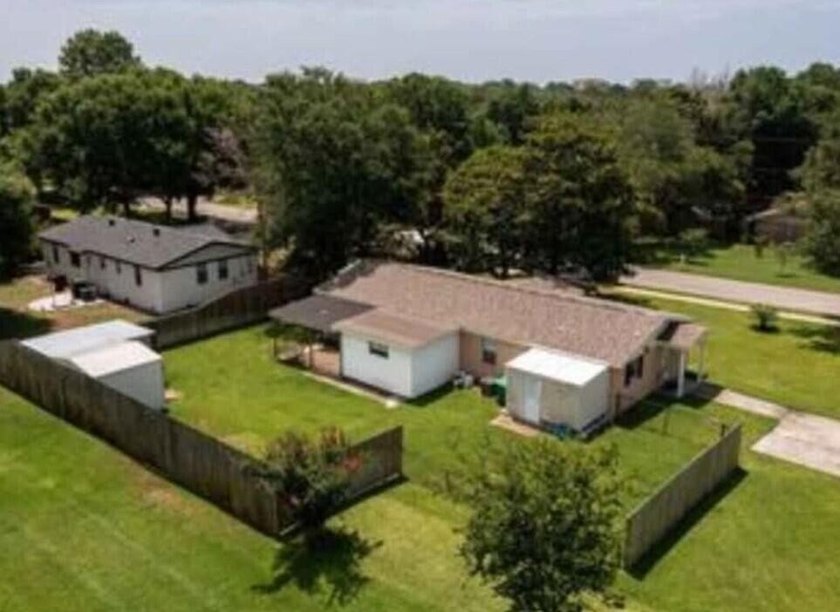 Great Duplex property on large lot. Each unit 2 Bedroom/1 - photo 2