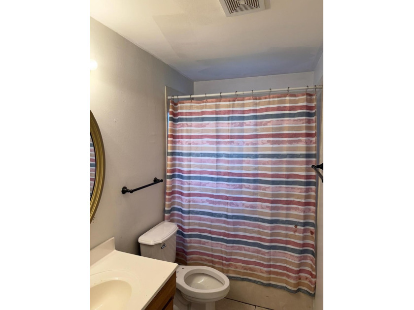 Great Duplex property on large lot. Each unit 2 Bedroom/1 - photo 4