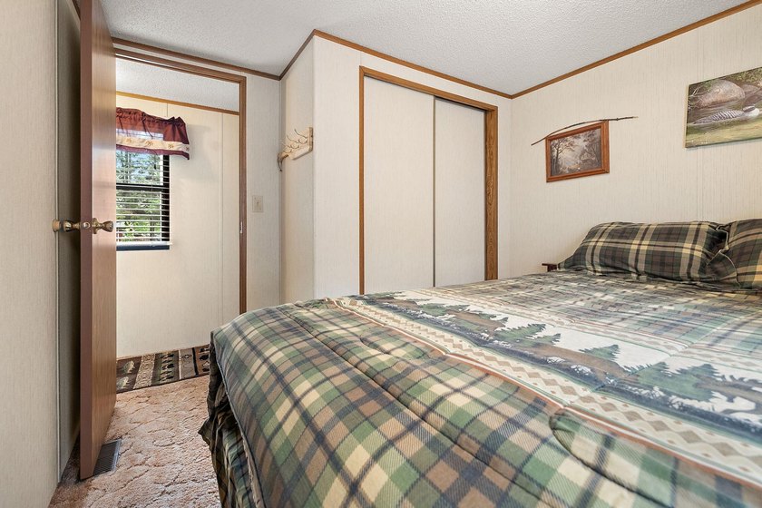 Amazing opportunity to own this property on Round Lake with 100 - photo 15