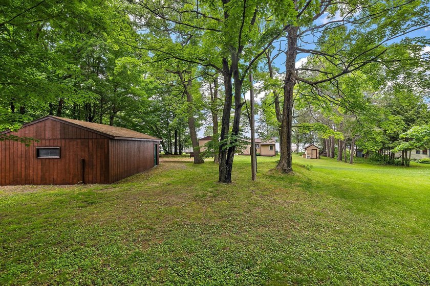 Amazing opportunity to own this property on Round Lake with 100 - photo 24