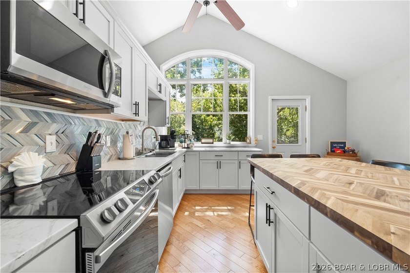 94 Clara Lyn Woods Dr - photo 2