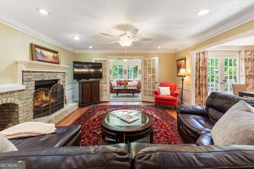 Beautifully maintained 4-bedroom, 3-bath four-sides brick home - photo 37
