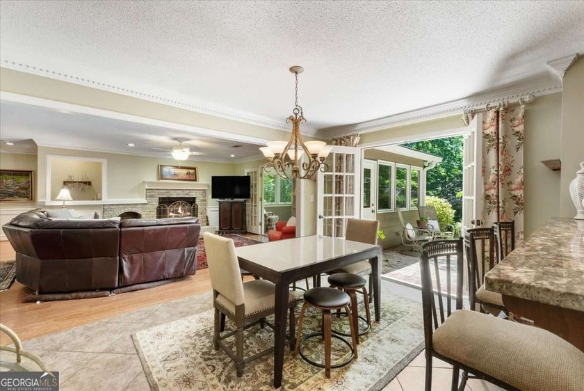 Beautifully maintained 4-bedroom, 3-bath four-sides brick home - photo 44