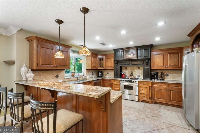 Beautifully maintained 4-bedroom, 3-bath four-sides brick home - photo 47
