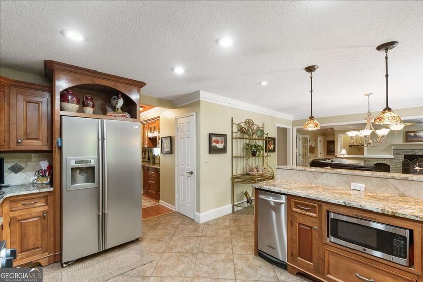 Beautifully maintained 4-bedroom, 3-bath four-sides brick home - photo 50