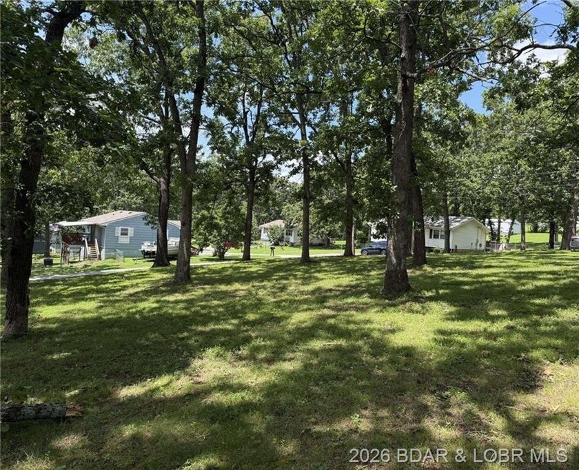 Great building lot in Warsaw! Nice big, shaded corner lot, just - photo 2