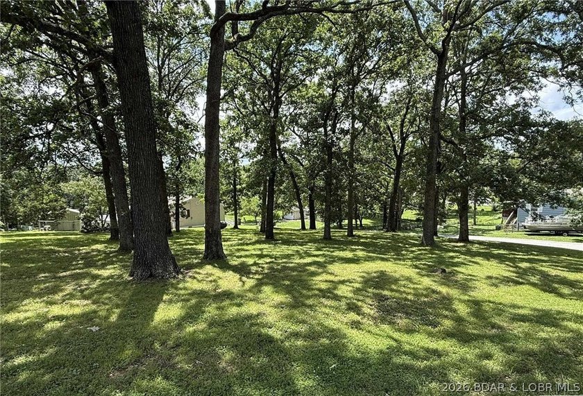 Great building lot in Warsaw! Nice big, shaded corner lot, just - photo 3