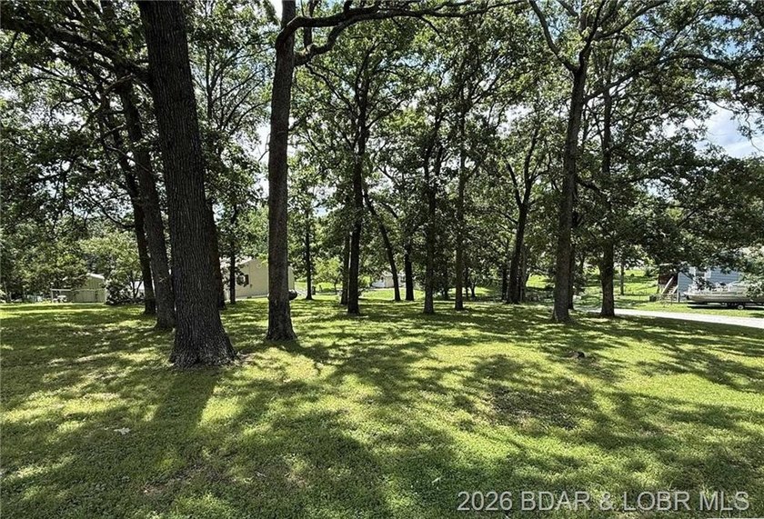 Great building lot in Warsaw! Nice big, shaded corner lot, just - photo 3