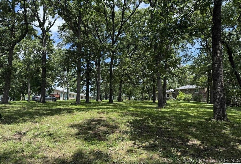 Great building lot in Warsaw! Nice big, shaded corner lot, just - photo 4